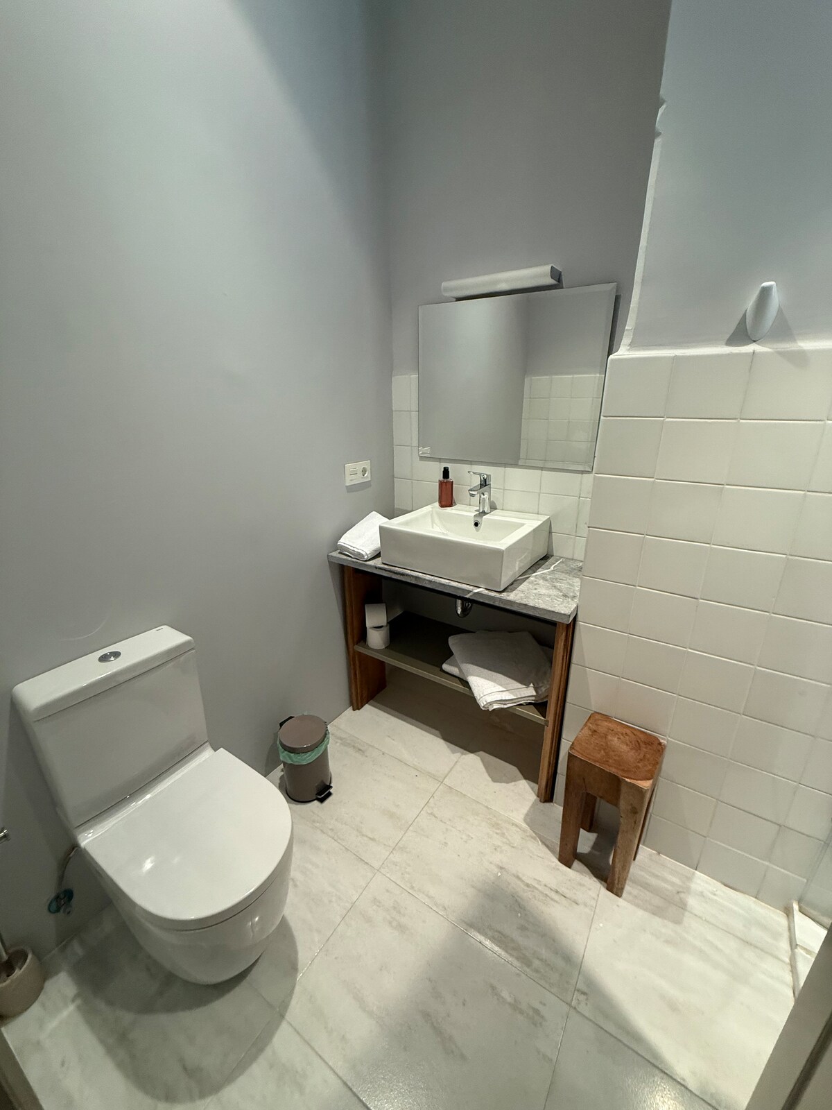 Bathroom 1 detail
