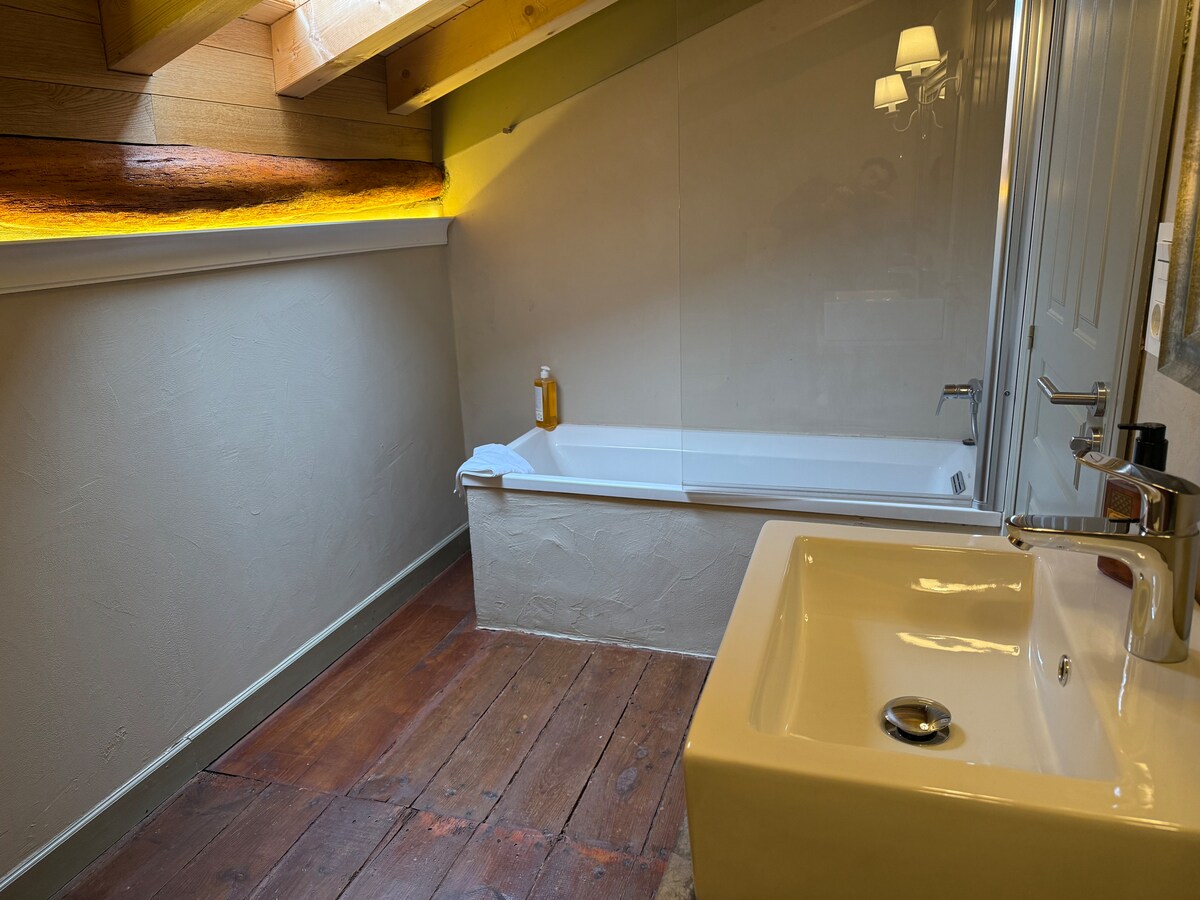 Bathroom 2 detail