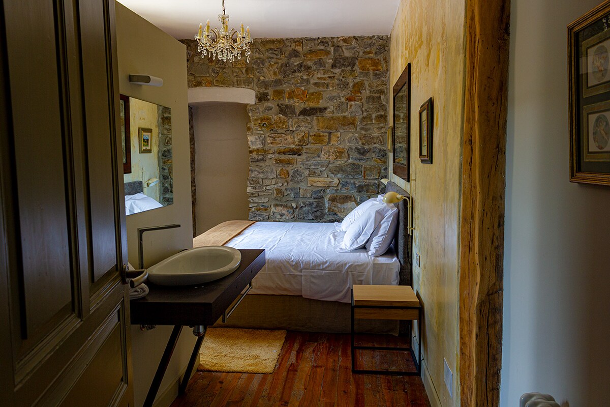 Bedroom 4 detail
