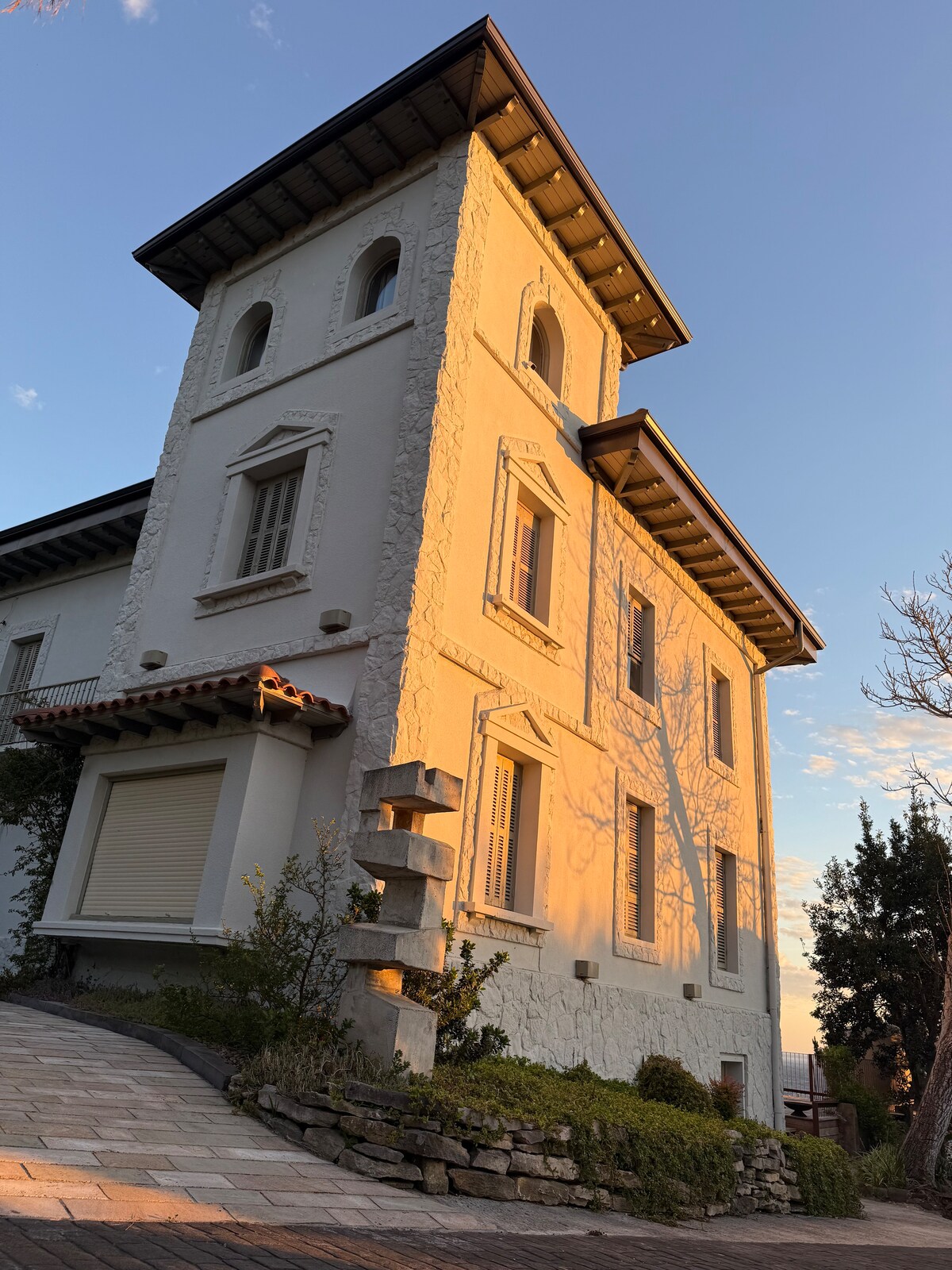 Villa Alkolea garden and facade
